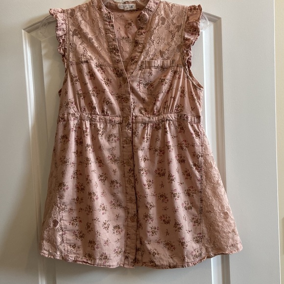 EUC Cute floral sleeves top with lace detailing. - Picture 5 of 9